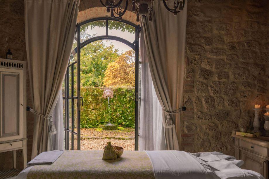 Area SPA con arredi naturali e luci soffuse