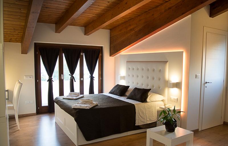 Camera con letto king size e illuminazione cromoterapica