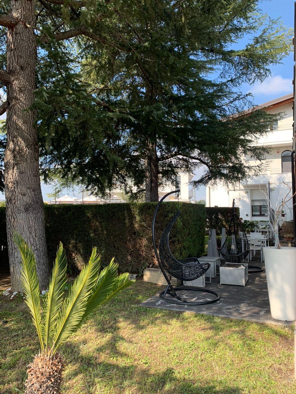 Area comune con elementi naturali