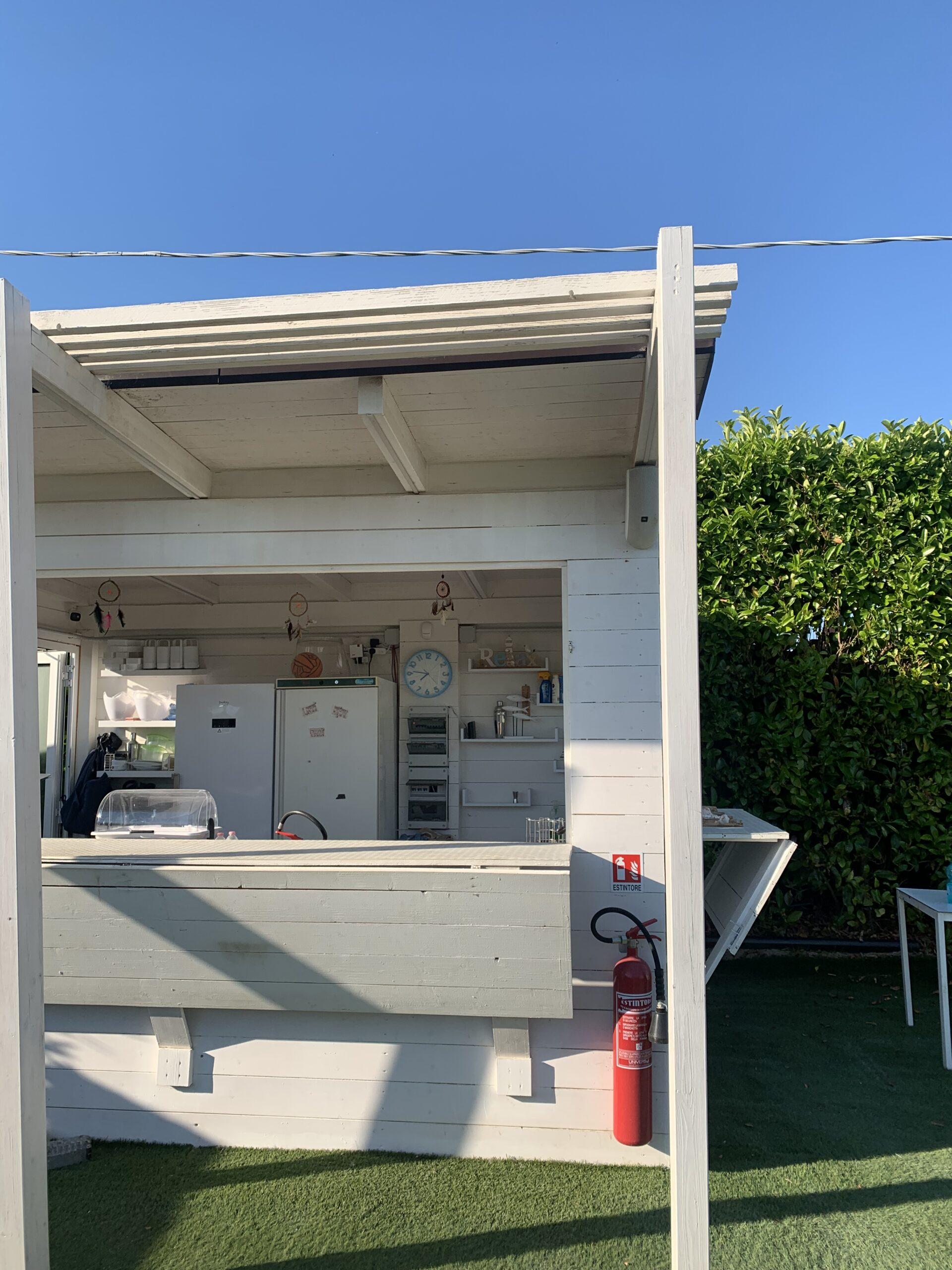 Piscina esterna con lettini e aree relax