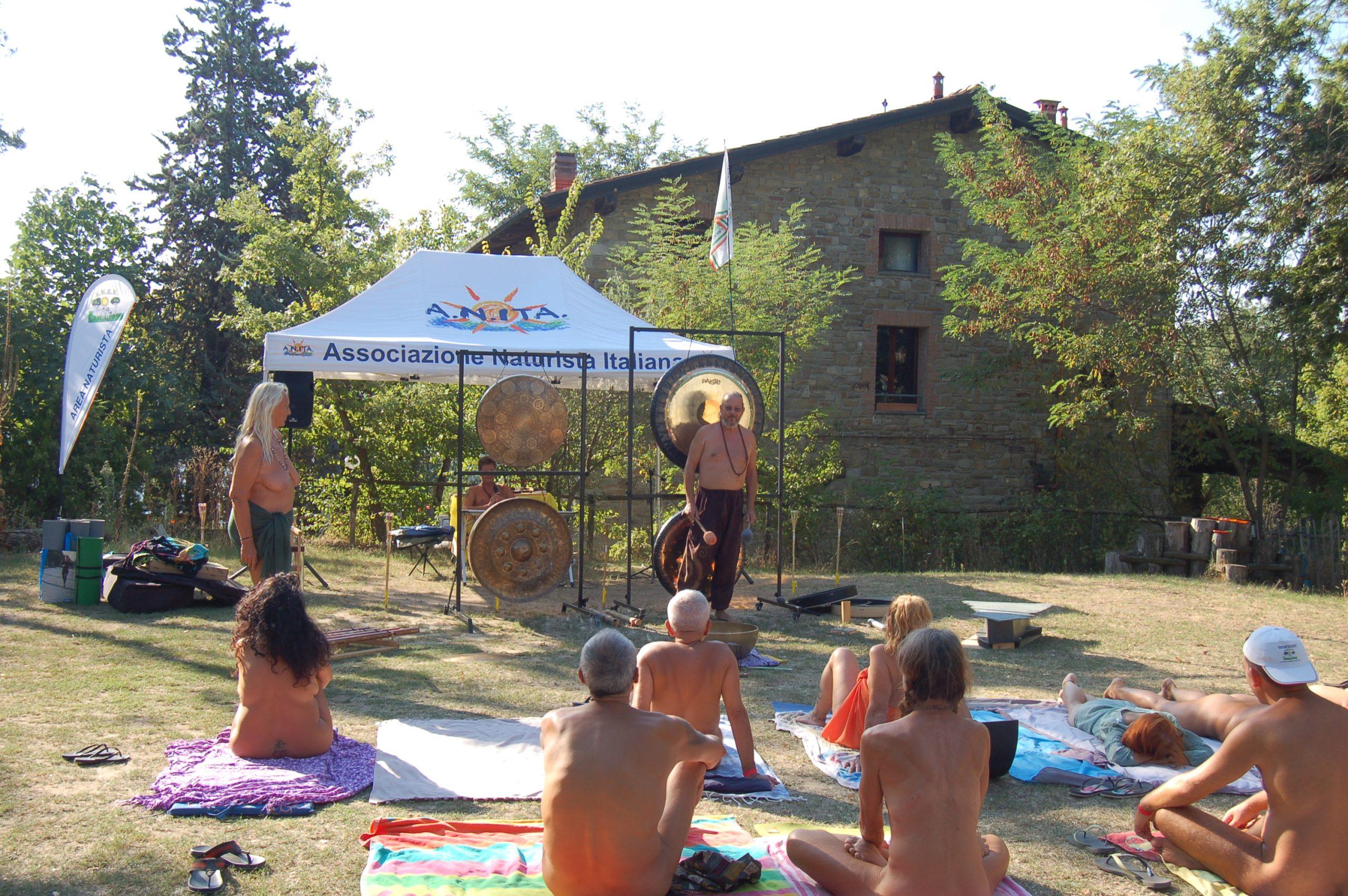 Dettaglio della piazza e strutture comuni