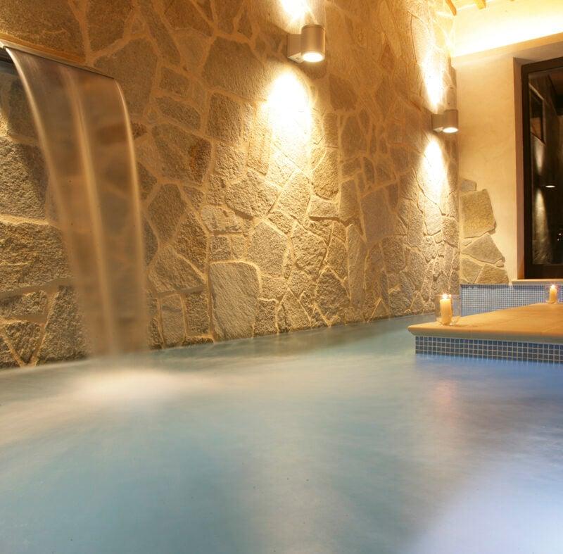 SPA e piscina esterna panoramica tra gli ulivi