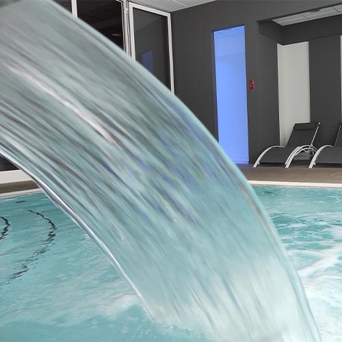 Piscina idromassaggio affacciata sul giardino