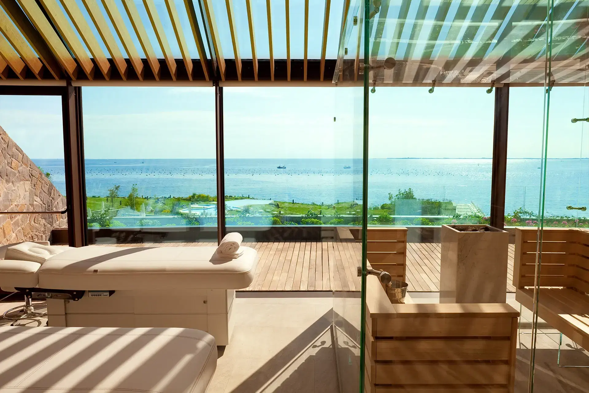 Interno della spa con finestre panoramiche
