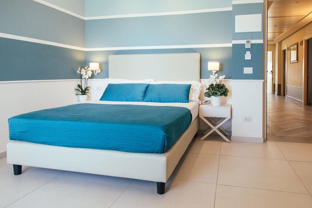 Camera con balcone vista mare