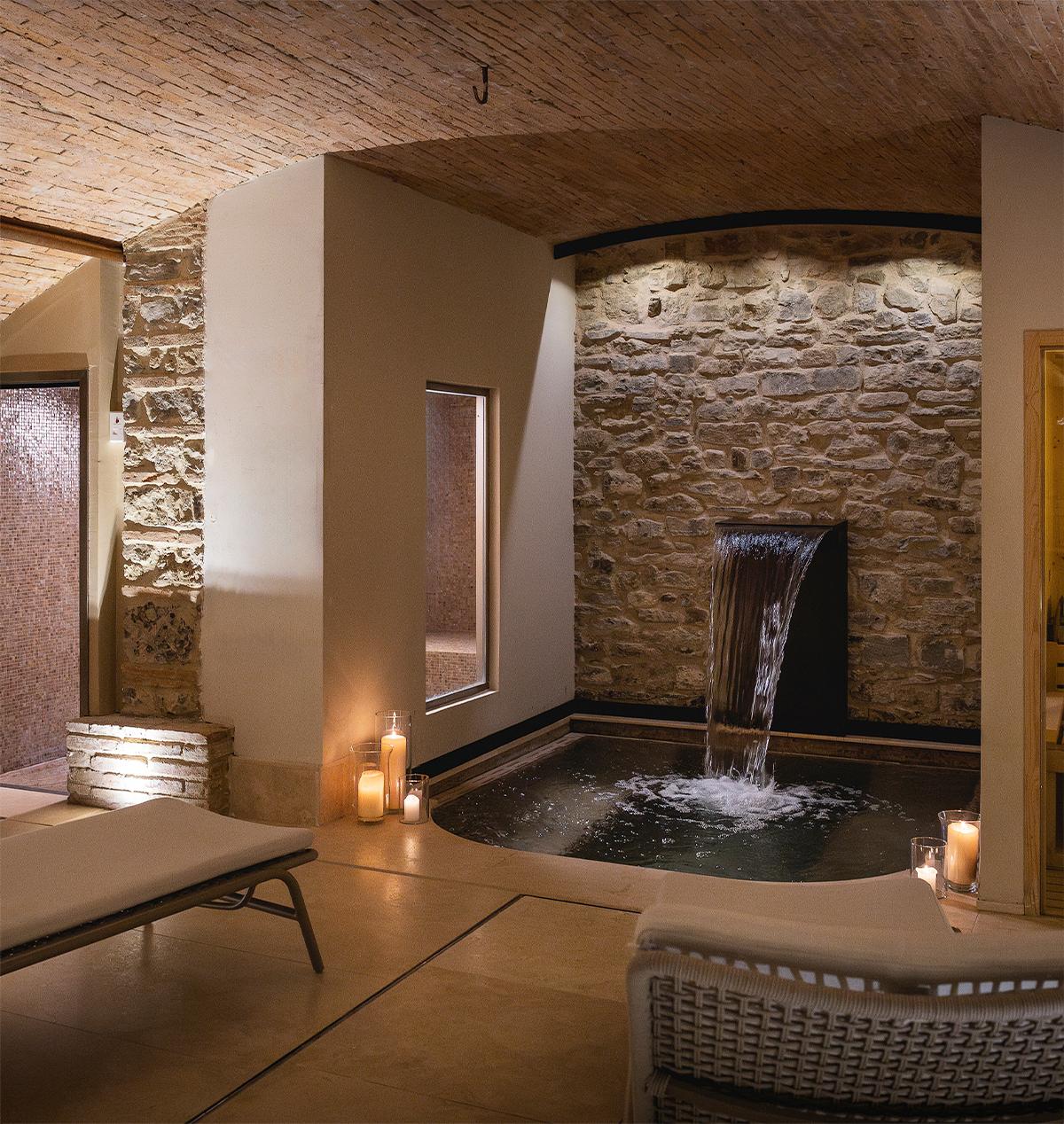 Interno della spa con volte a botte e dettagli in pietra