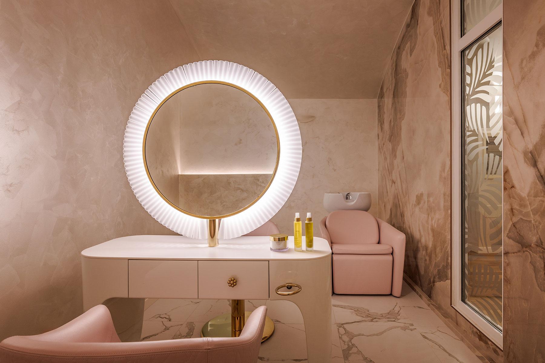 Luxury hairstylist e nail spa