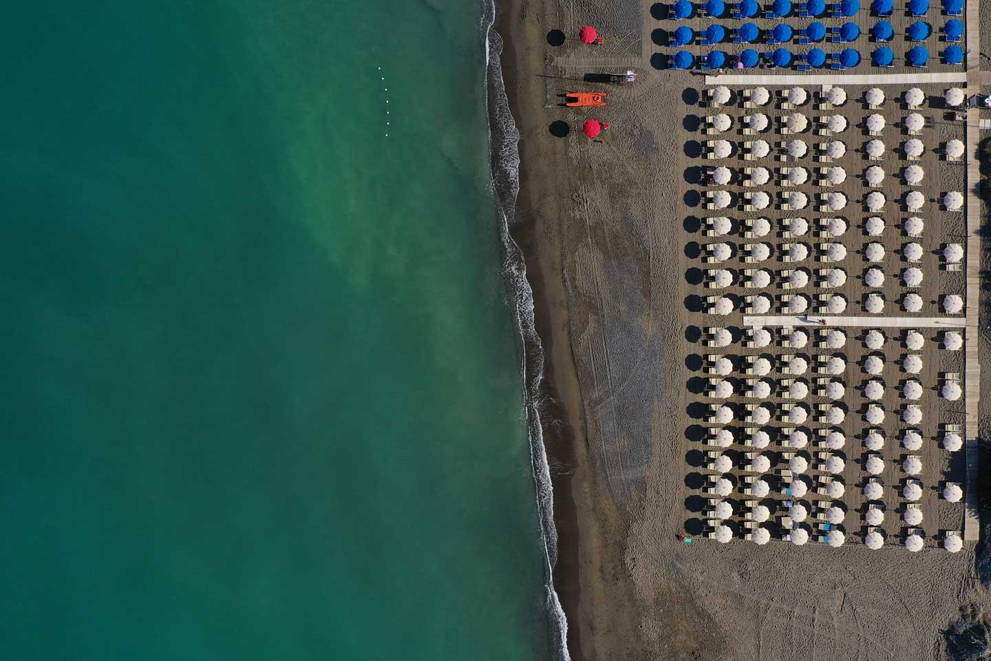Spiaggia privata con ombrelloni e sabbia bianca