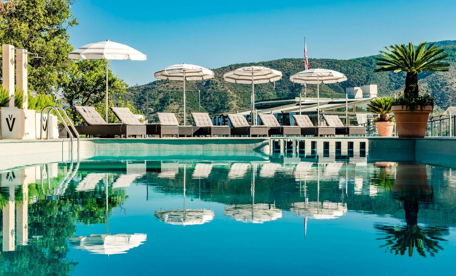 Piscina e area solarium con lettini