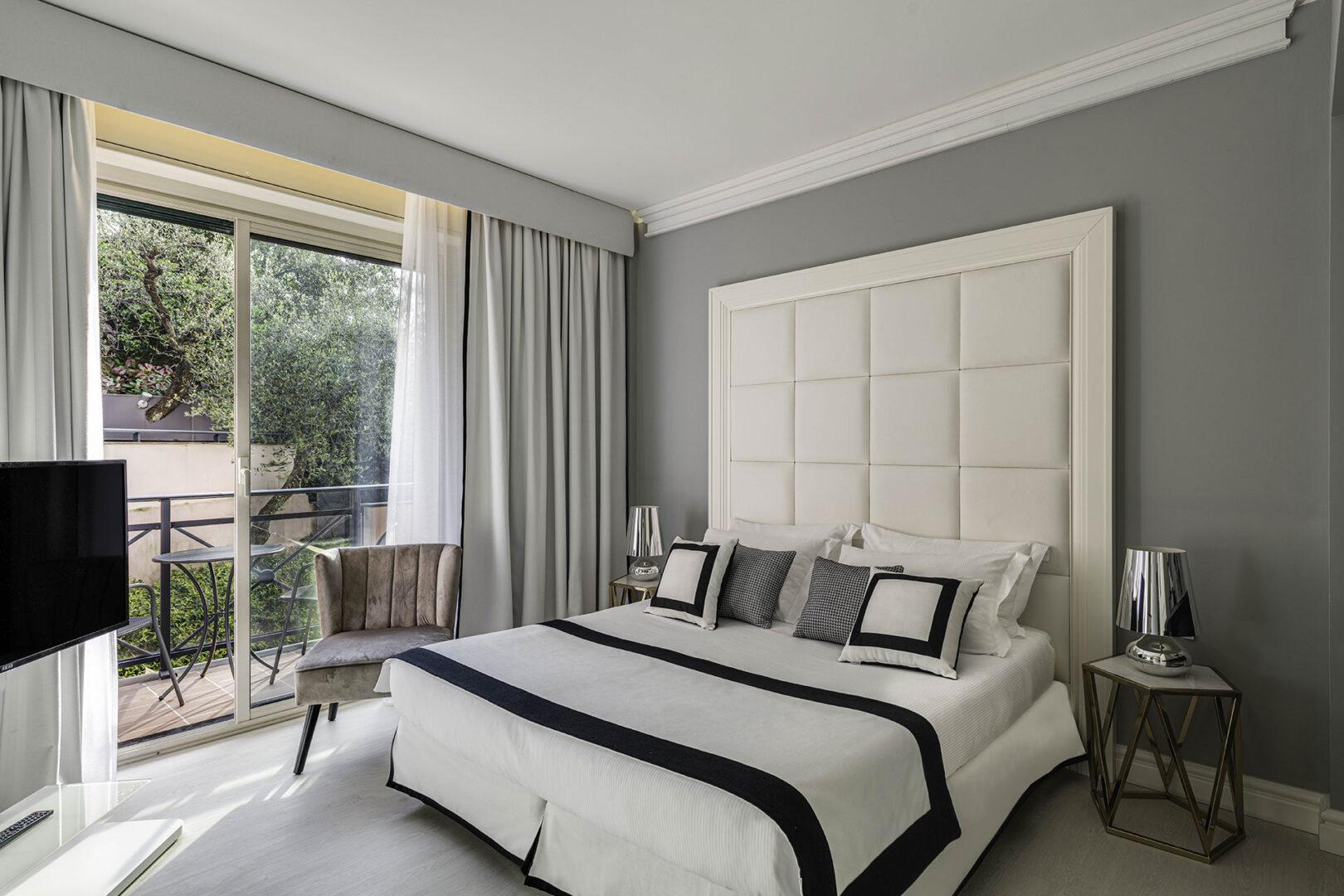 Camera Deluxe elegante e luminosa