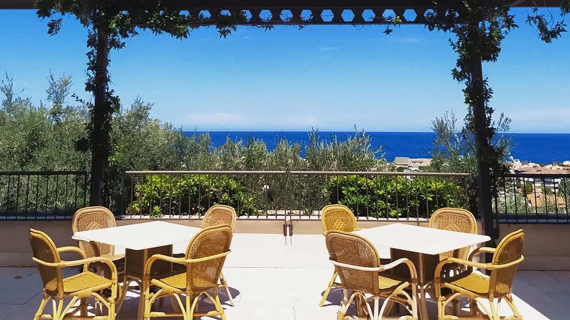 Terrazza ristorante con vista parco