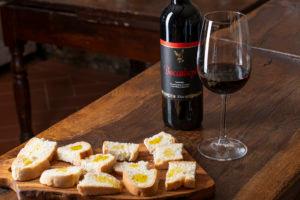 Sala degustazioni in stile toscano con muri in pietra