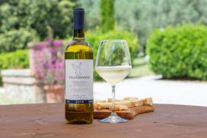 Tavoli nella sala degustazioni per assaggi di vini e olio