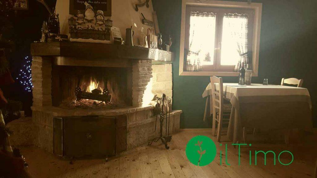 Interno ristorante con camino