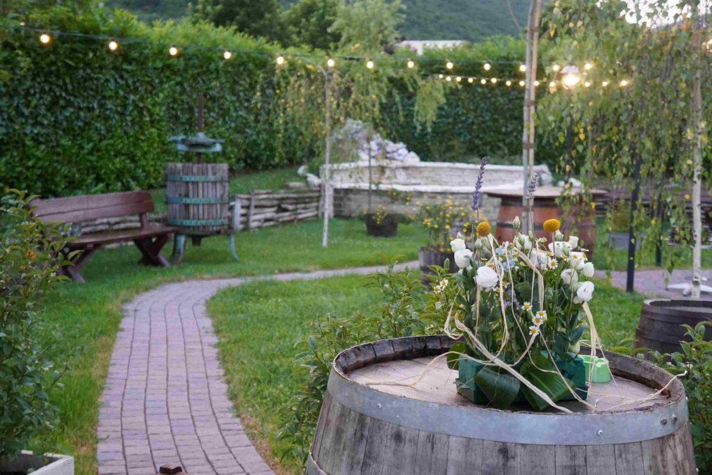 Piscina e giardino immersi nella natura