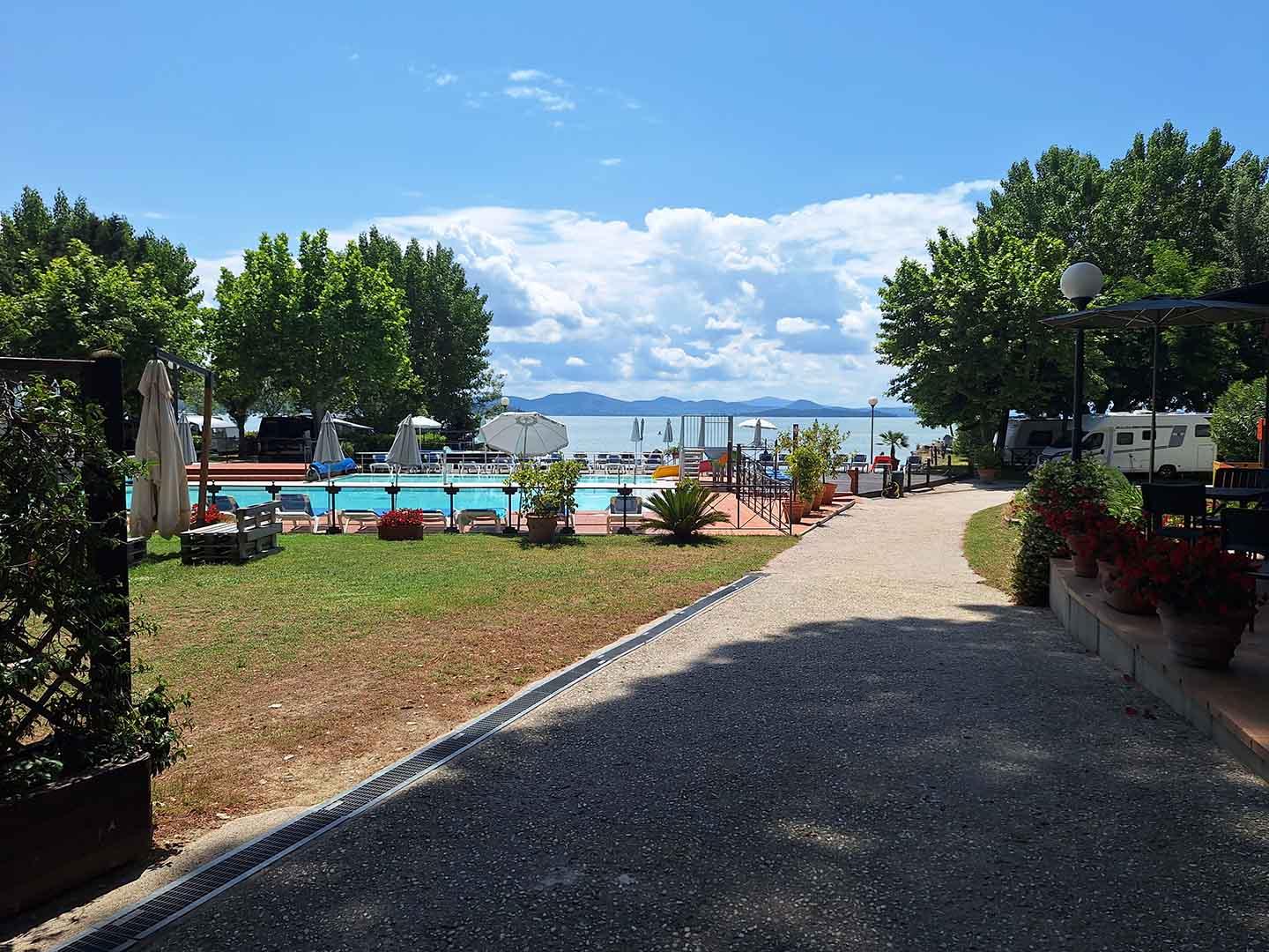 Veduta esterna dell'albergo sul Lago Trasimeno