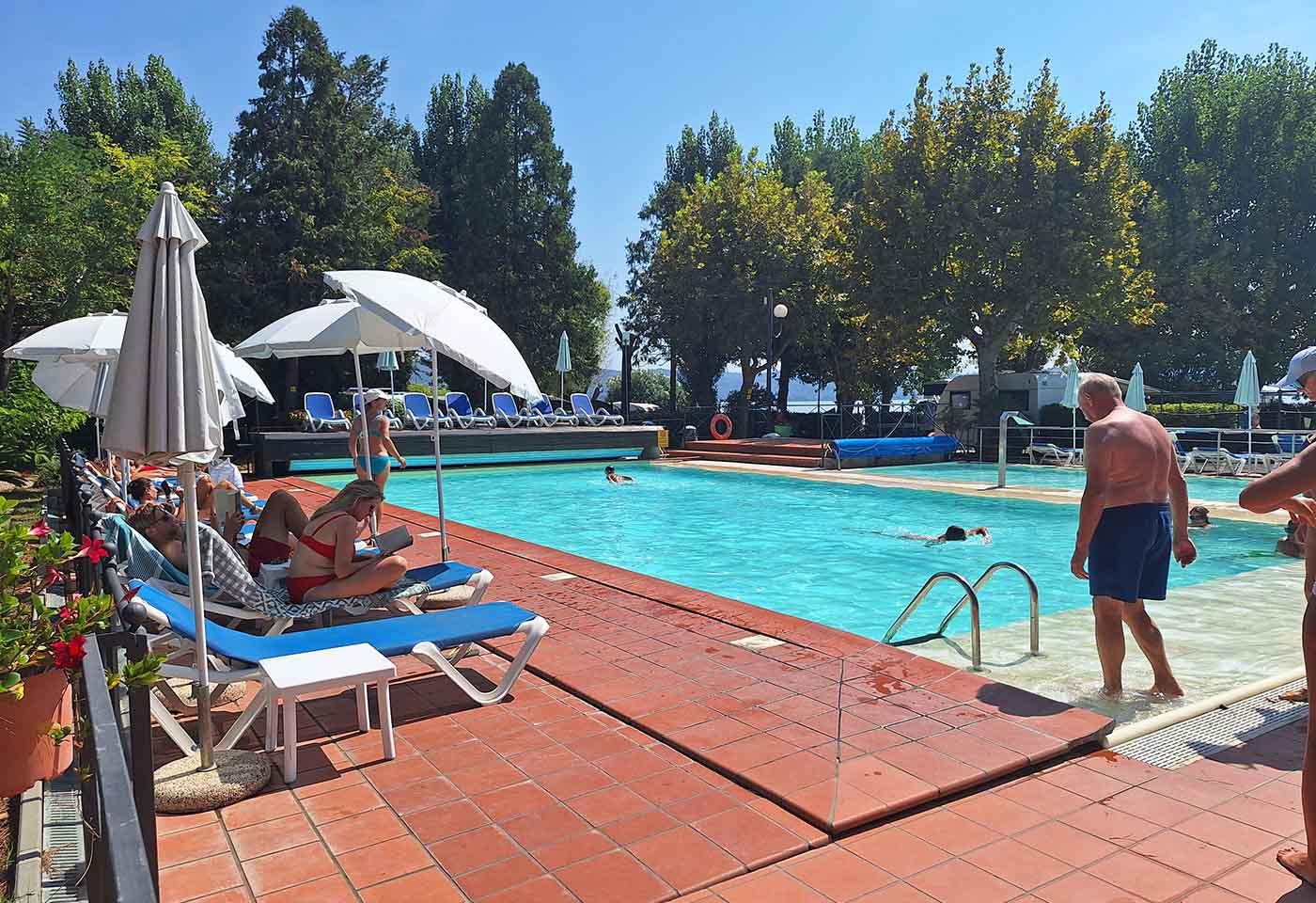 Piscina riscaldata esterna con vista lago