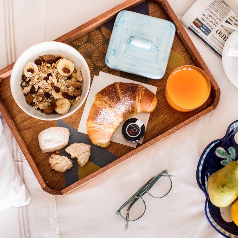 Colazione con prodotti tipici servita in camera o in terrazza