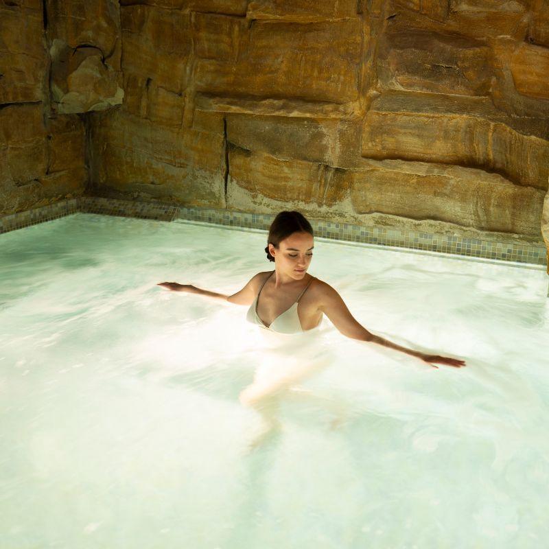 Area benessere con sauna finlandese e vasca di acqua salina