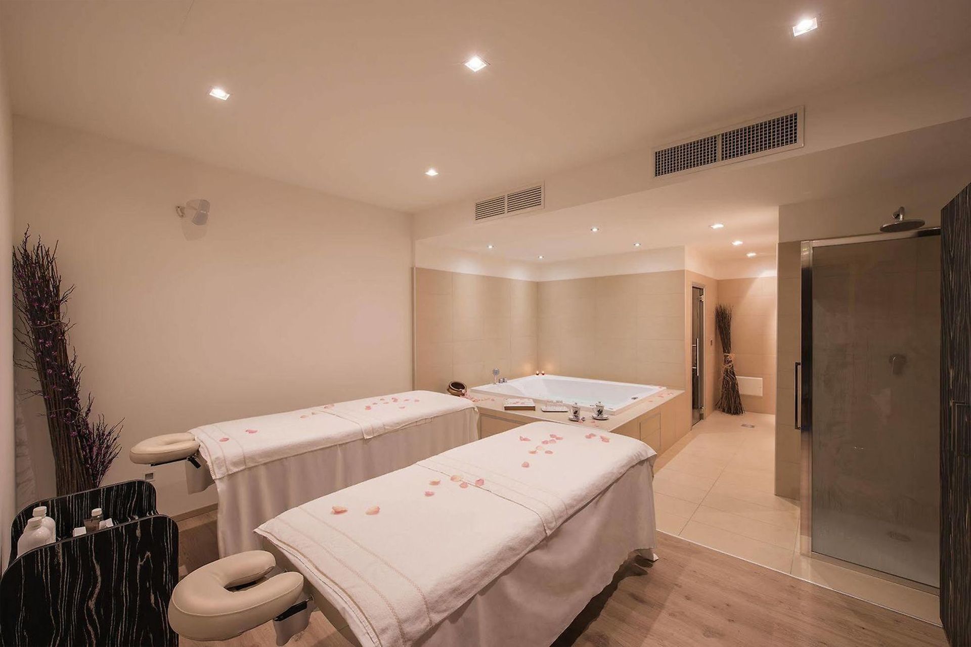 SPA privata con lettini e vasca idromassaggio