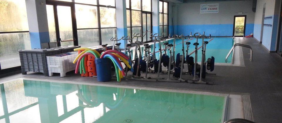Corso di nuoto in piscina coperta