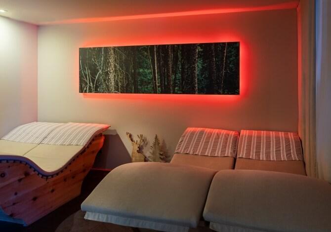 Stanza relax con lettini in fieno e legno di cirmolo