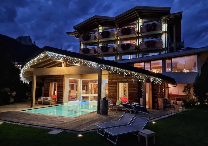 Piscina esterna riscaldata con vista sulle Dolomiti