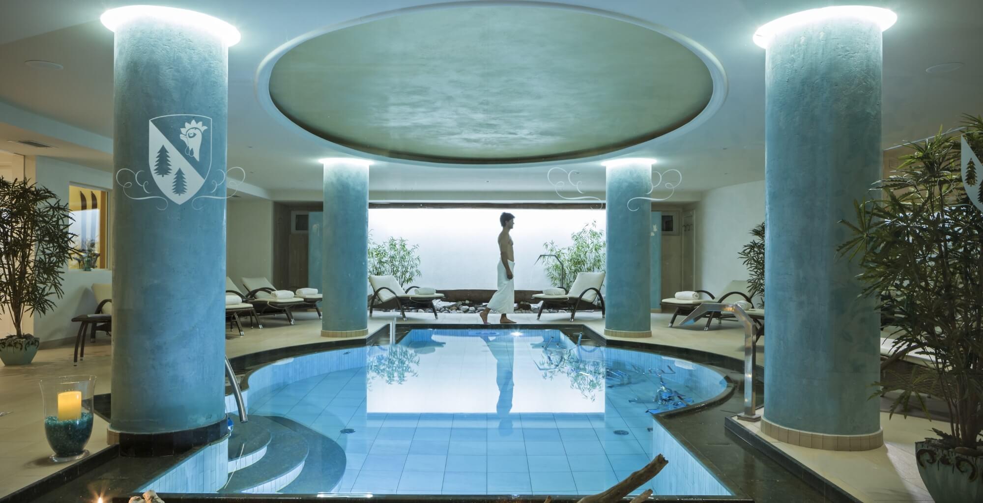 Piscina interna circondata da colonne con atmosfera serena