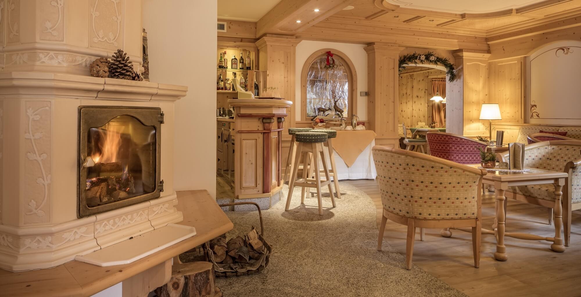 Interno accogliente con camino, area pranzo e bar