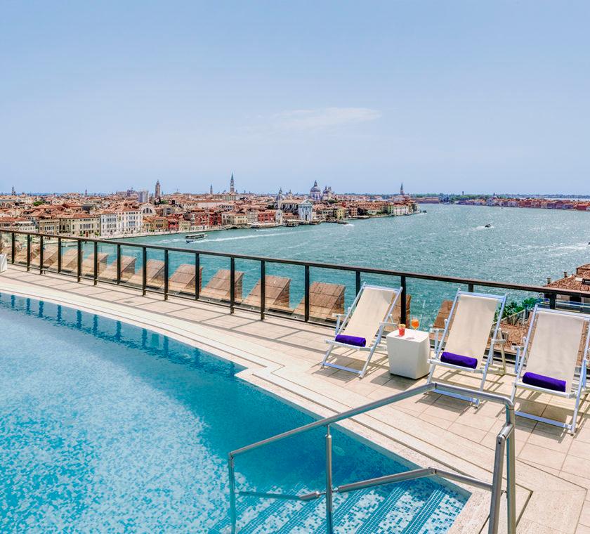 Terrazza piscina panoramica con lettini