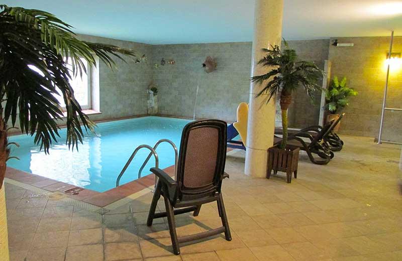 Piscina interna riscaldata dell'agriturismo