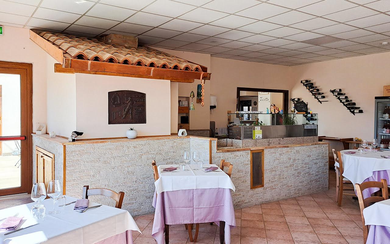 Sala ristorante con forno a legna