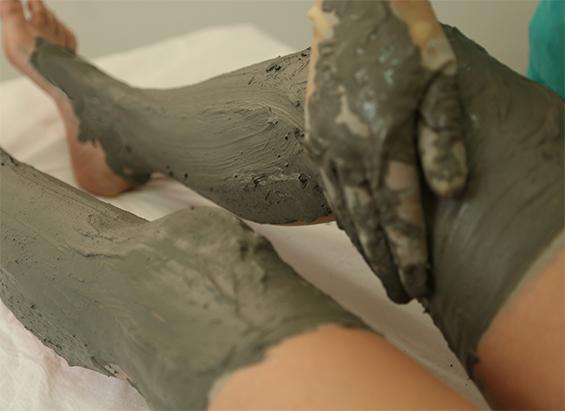 Applicazione fango contro adiposità e cellulite