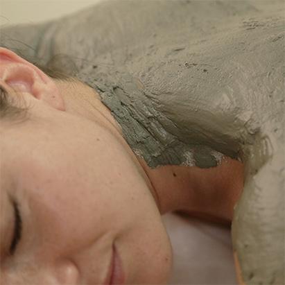 Applicazione fango termale per cervicoartrosi