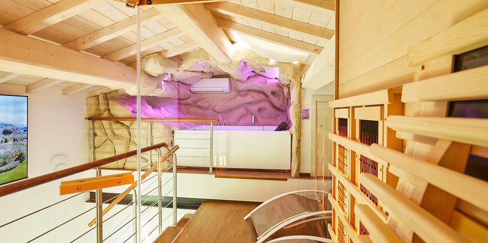 Spa privata panoramica con vasca e vista sulla valle dalla terrazza del Podere Raffanna