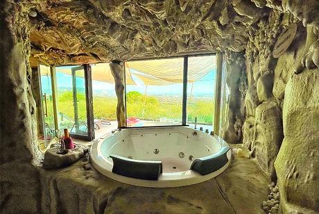 Spa privata panoramica con vasca a idromassaggio e area relax esclusiva per coppie