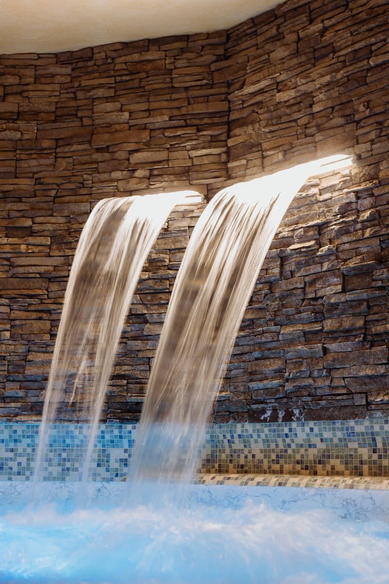 Area benessere con vasca termale