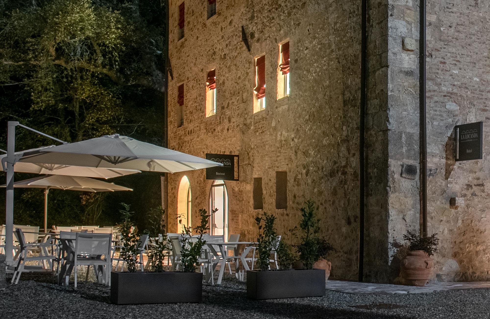 Bistrot di Petriolo con tavoli allestiti per la cucina toscana