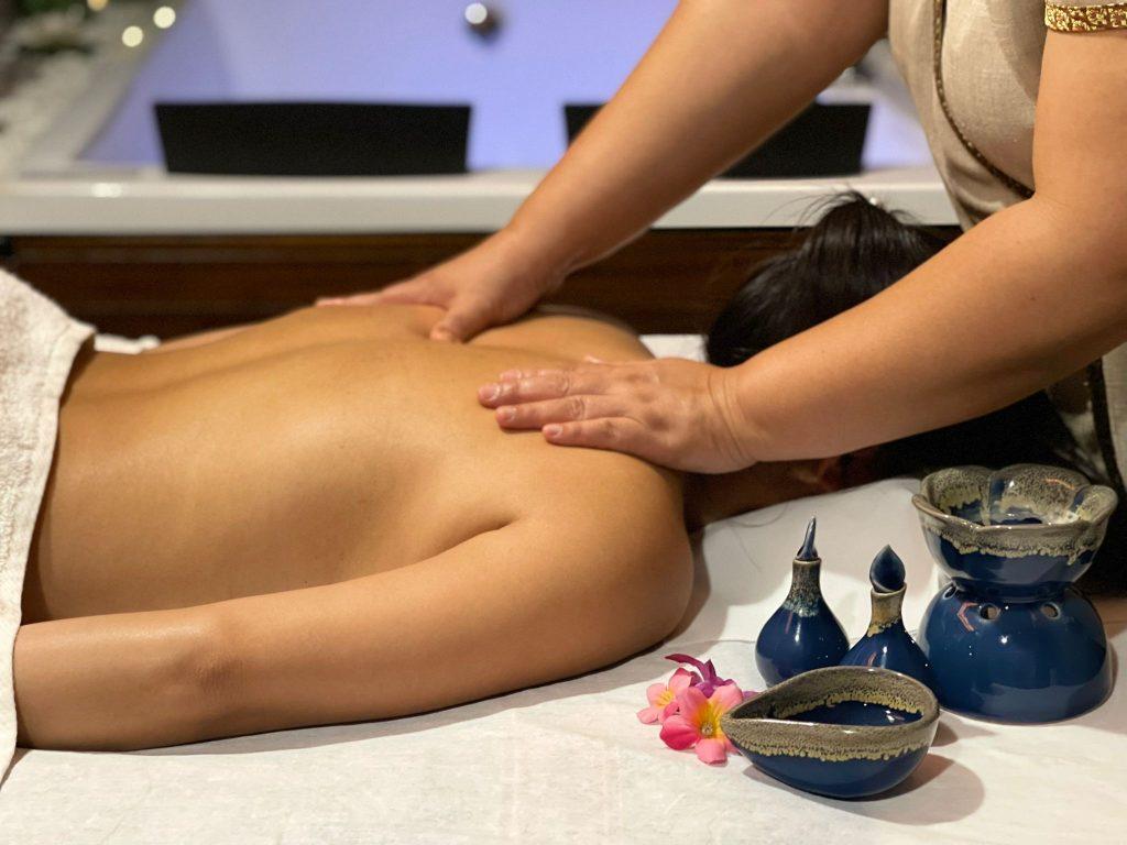 Massaggio aromaterapia con oli essenziali