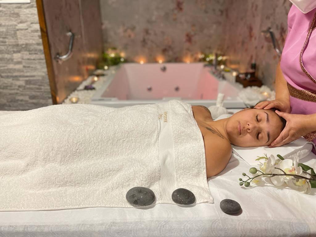 Area spa con vasca idromassaggio
