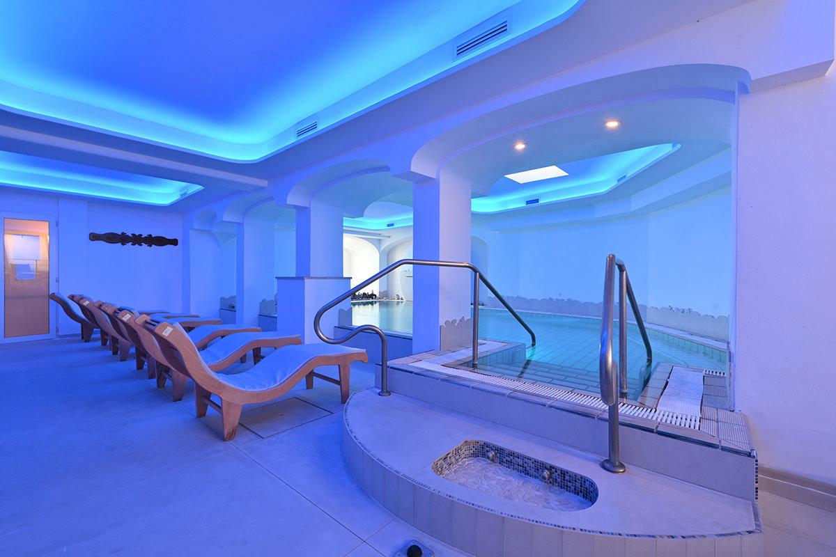 Area spa con vasca idromassaggio termale