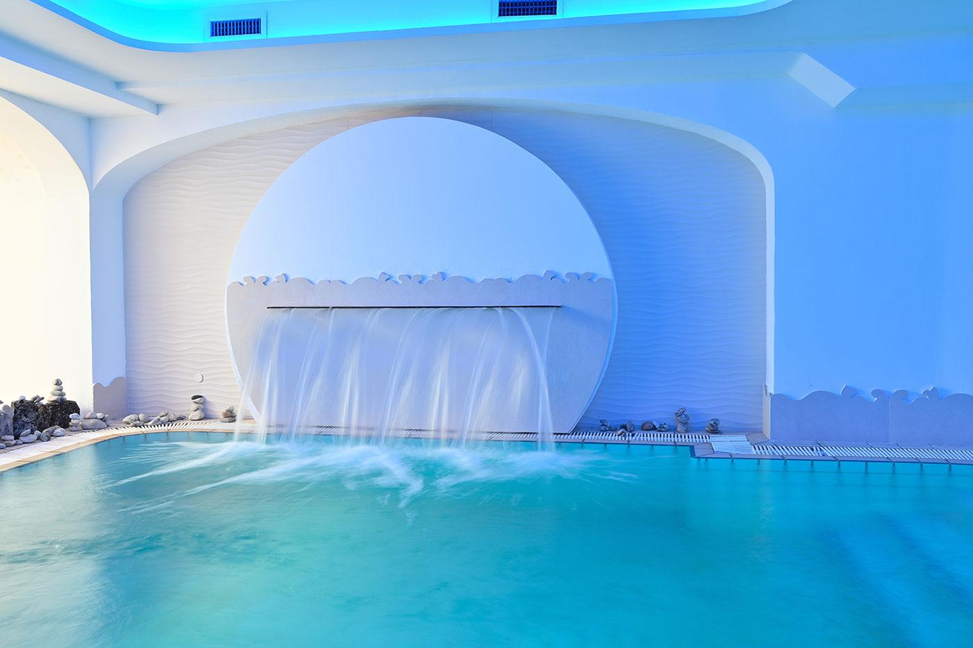 Piscina termale con illuminazione blu del reparto benessere Edonè