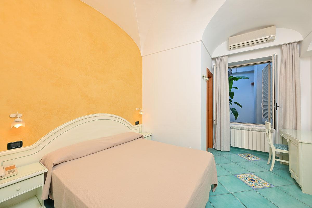 Camera Economy vista patio interno