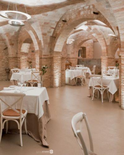Ristorante nella sala antiche volte con volta ad archi