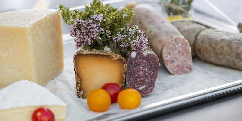 Camere e suite della villa con vista sulle colline