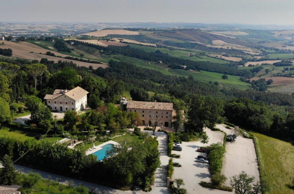 Vista panoramica dall'alto della villa e del parco