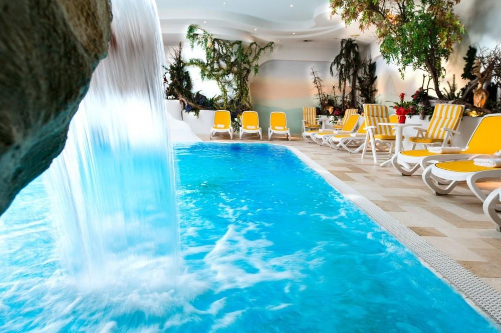 Piscina coperta con cascata