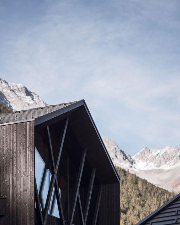 Infinity pool con vista sulle montagne
