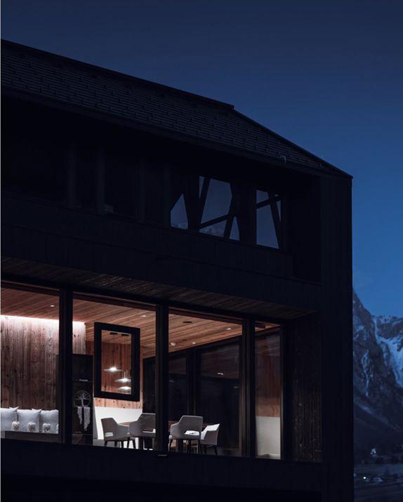 Interno del Chalet Natura con vasca wellness e vista panoramica