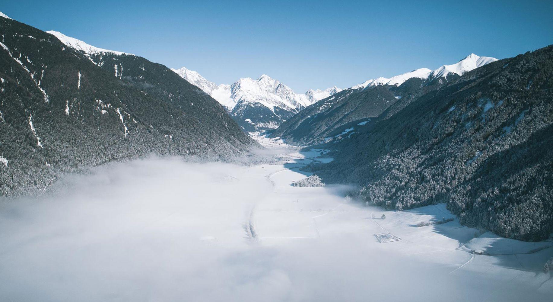 Vista aerea del complesso Amus Chalets circondato dalla natura delle Dolomiti